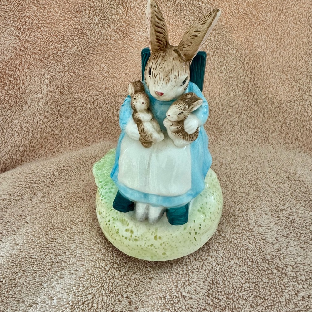 Beatrix Potter "Mrs.Rabbit" Music Box by Schmidt With Twin Rabbits - Picture 2 of 5